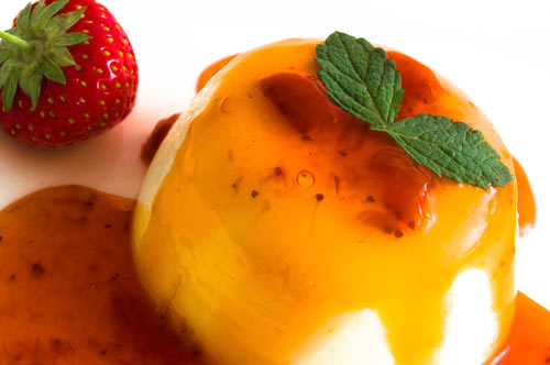 Panna Cotta auf Erdbeerspiegel